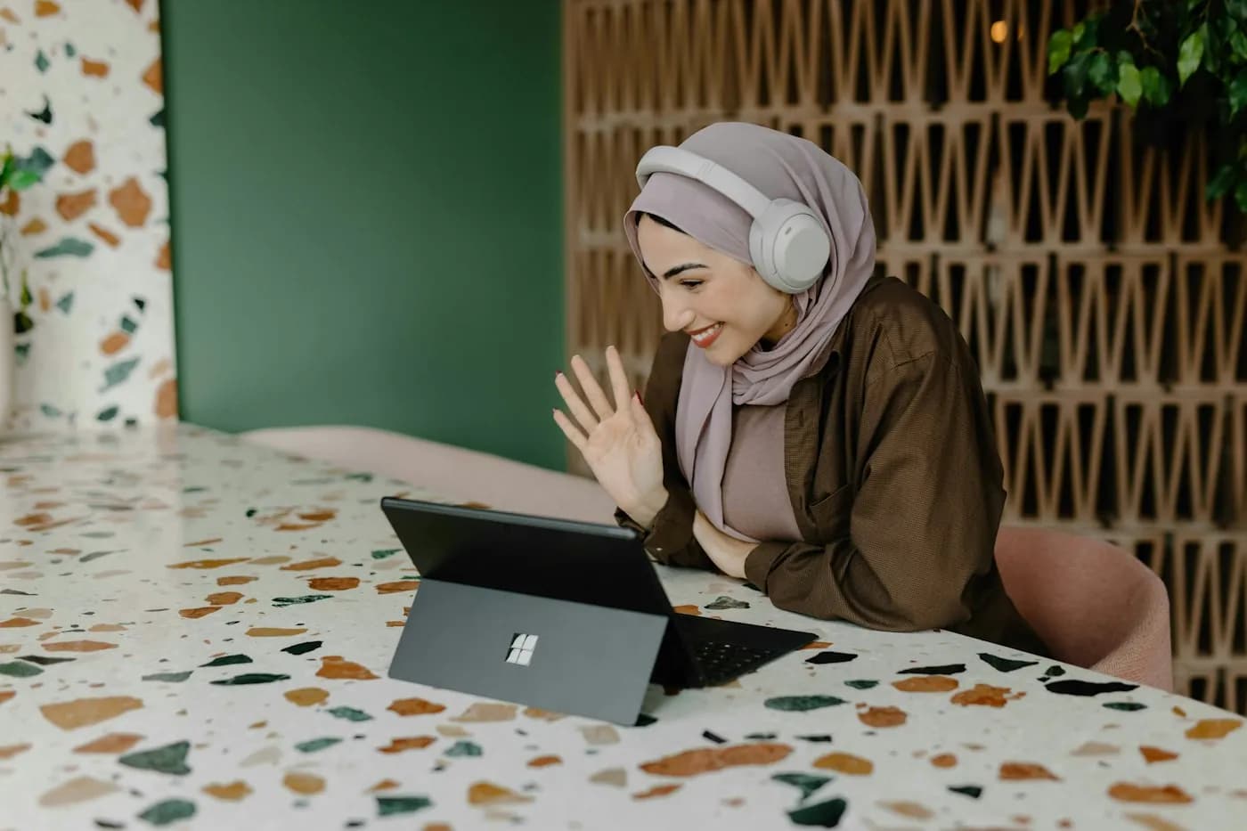 Siswa menyapa tutor saat memulai kelas IELTS online