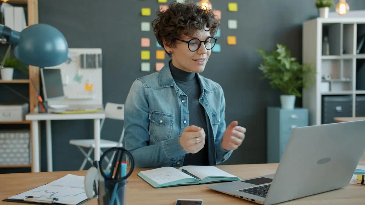 Tutor mengajar kelas privat IELTS lewat video call